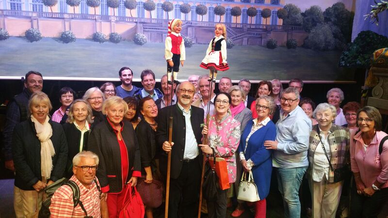 Gruppenbild der InnenstädeterInnmen im Hänneschen 'hinger dr Britz'