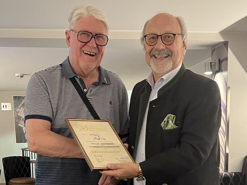 Detlev Leineweber (links) erhält Ernennungsurkunde